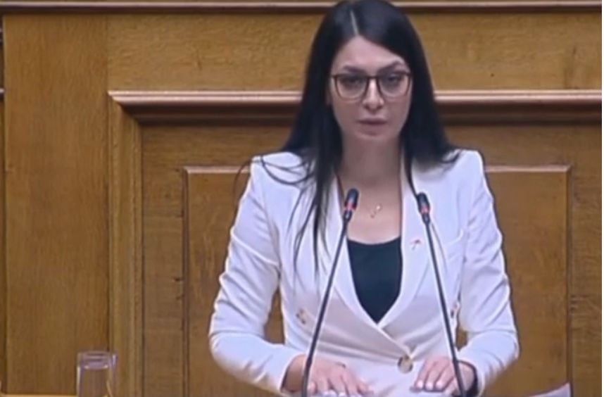 Σοβαρή καταγγελία από τη βουλευτή του ΜέΡΑ25, Μαρία Απατζίδη – Δέχθηκε αγκωνιά στο μάτι από δυνάμεις των ΜΑΤ