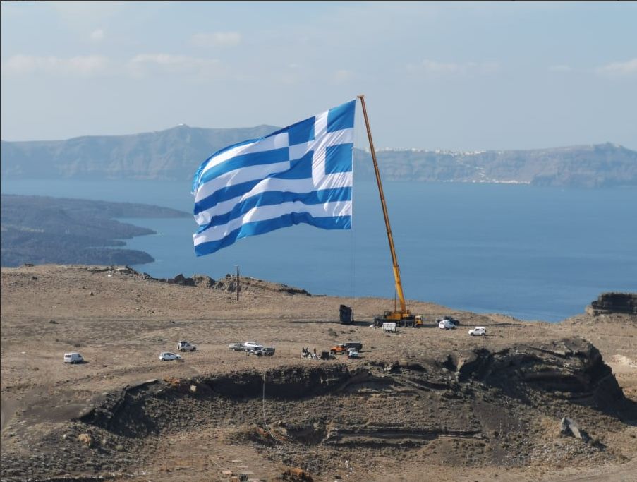 Σαντορίνη – Ύψωσαν την μεγαλύτερη Ελληνική σημαία με γερανό – Ζυγίζει 160 κιλά