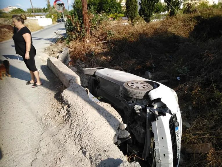 «Βουτιά» σε ρέμα έκανε αυτοκίνητο στο Ηράκλειο – Στο νοσοκομείο o οδηγός