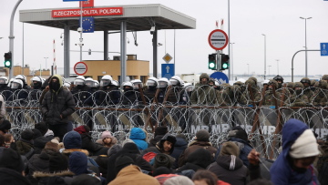 Χιλιάδες μετανάστες έξω από φυλάκιο στα σύνορα Λευκορωσίας-Πολωνίας
