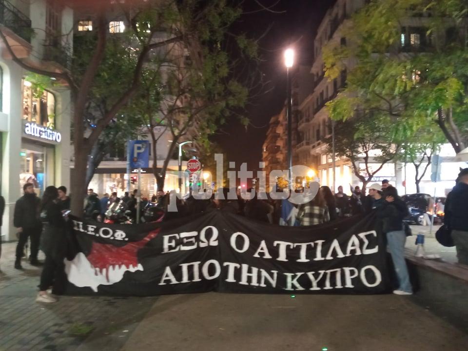 Θεσσαλονίκη: Πορεία Κυπρίων φοιτητών στο κέντρο της πόλης – «Έξω ο Αττίλας από την Κύπρο» στο πανό τους (pics+vids)
