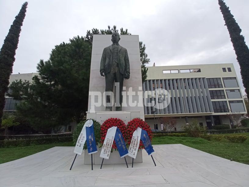 Κατάθεση στεφάνου από τον Πρύτανη του ΑΠΘ: «Τιμάμε το Πολυτεχνείο μακριά από πιθανές μικροεμπλοκές»