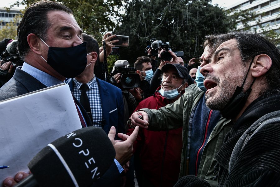 Σύνταγμα: Αποδοκιμασίες κατά του Άδωνι από επαγγελματίες της εστίασης (vid)
