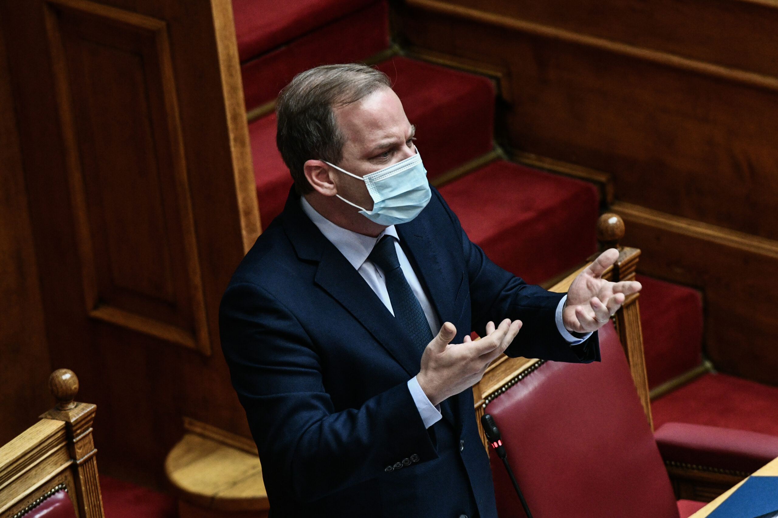 Ανέβηκαν οι τόνοι στη Βουλή μεταξύ Καραμανλή-Παππά: «Χαλάρωσε λίγο, Νικολάκη»