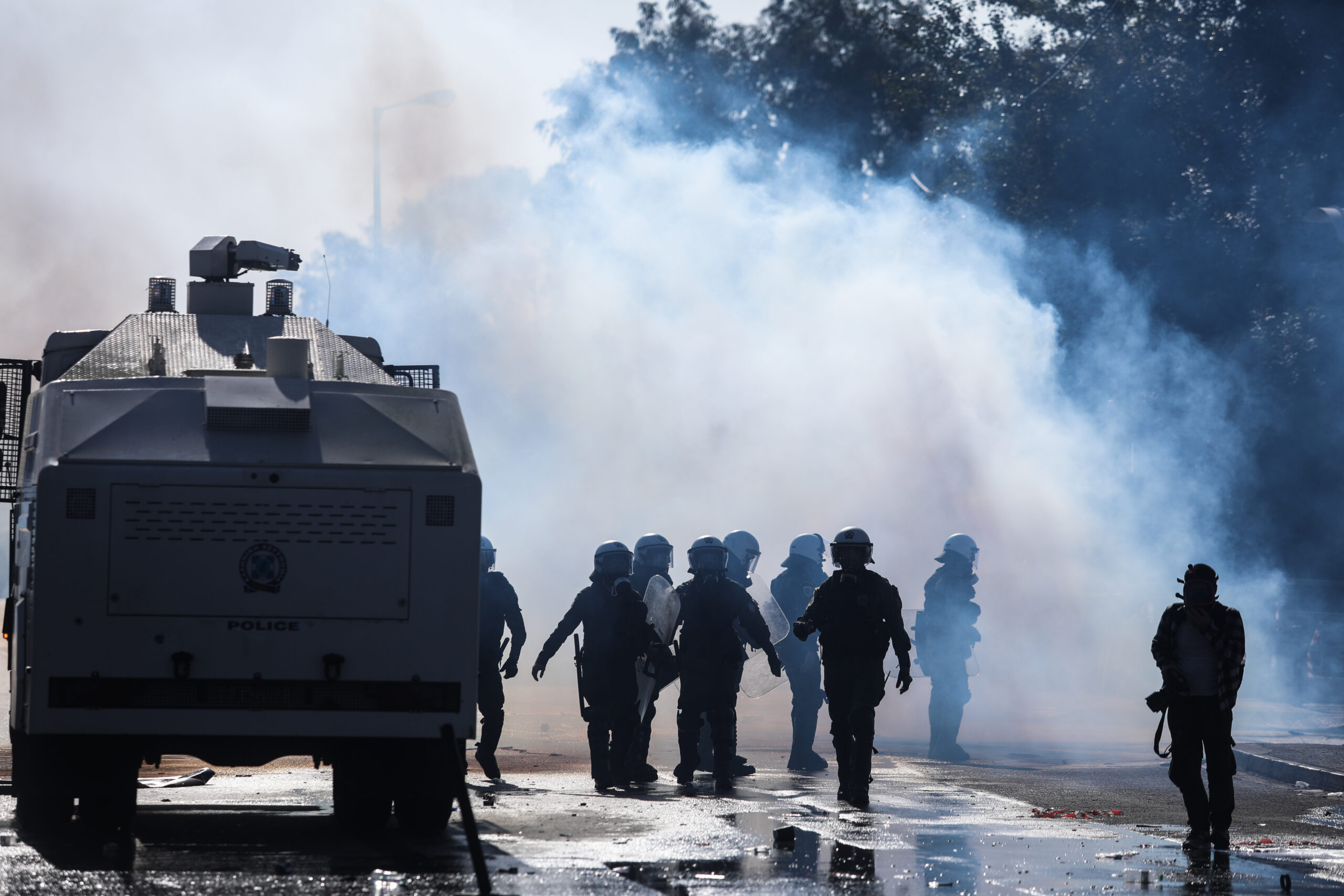 Επεισόδια στα πανεπιστήμια – Κουκουλοφόροι πέταξαν μολότοφ στα ΜΑΤ