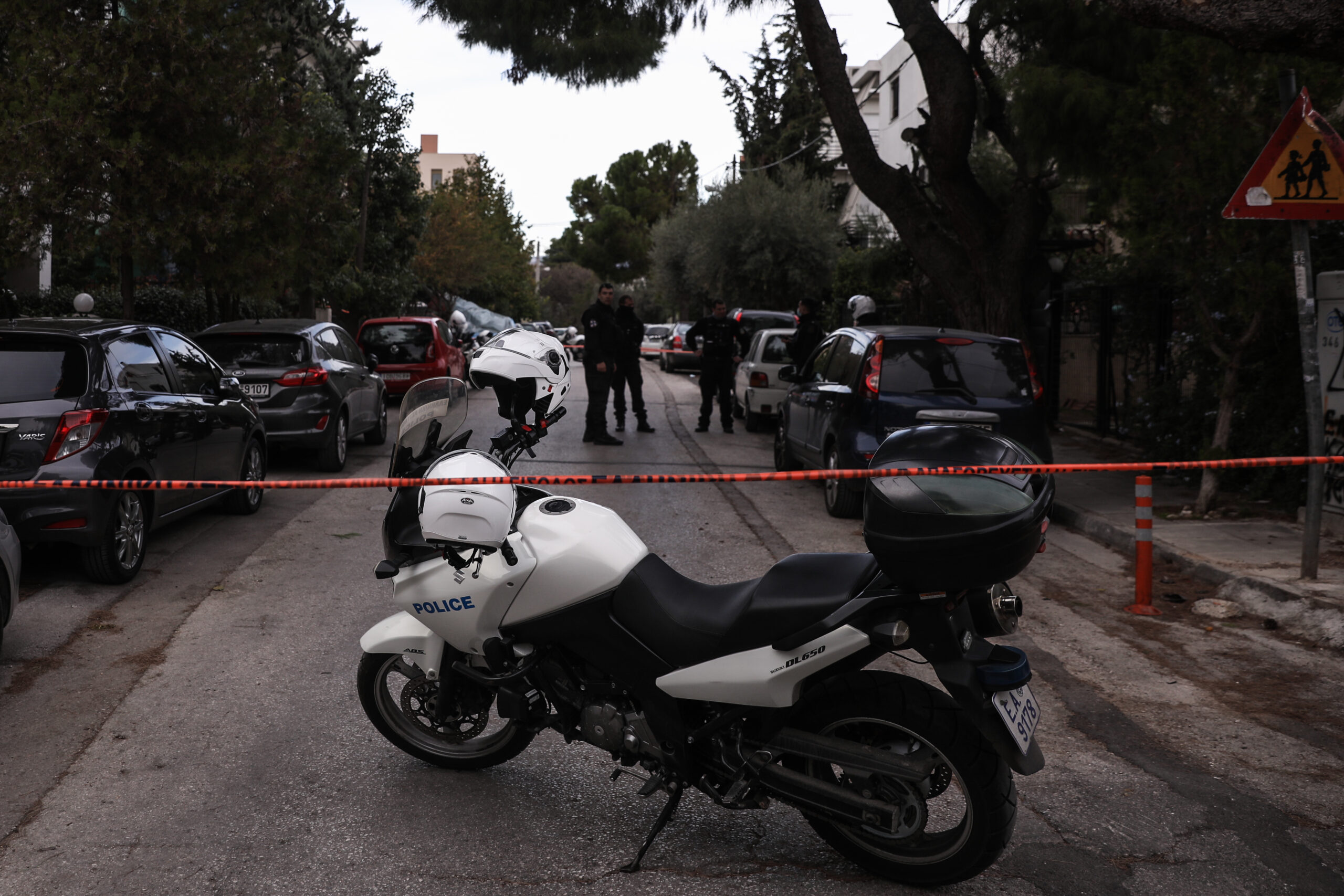 Πυροβολισμοί στο Χαλάνδρι: Θύτης και θύμα έχουν μαζί παιδί – Σε κρίσιμη κατάσταση παραμένει ο άνδρας (pics & vids)