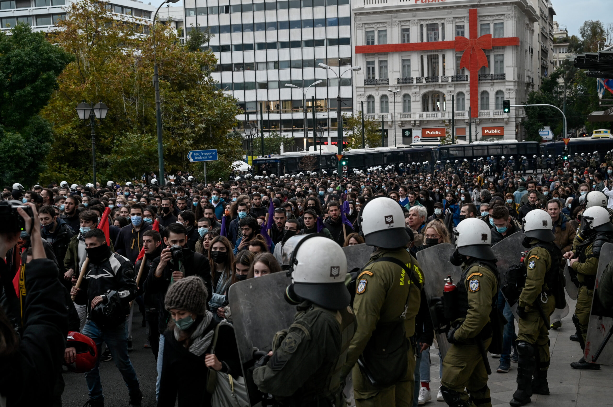 Πολυτεχνείο: Γεμάτο αστυνομικούς το κέντρο της Αθήνας – Στην πορεία και ο Αλέξης Τσίπρας (vid & pics)