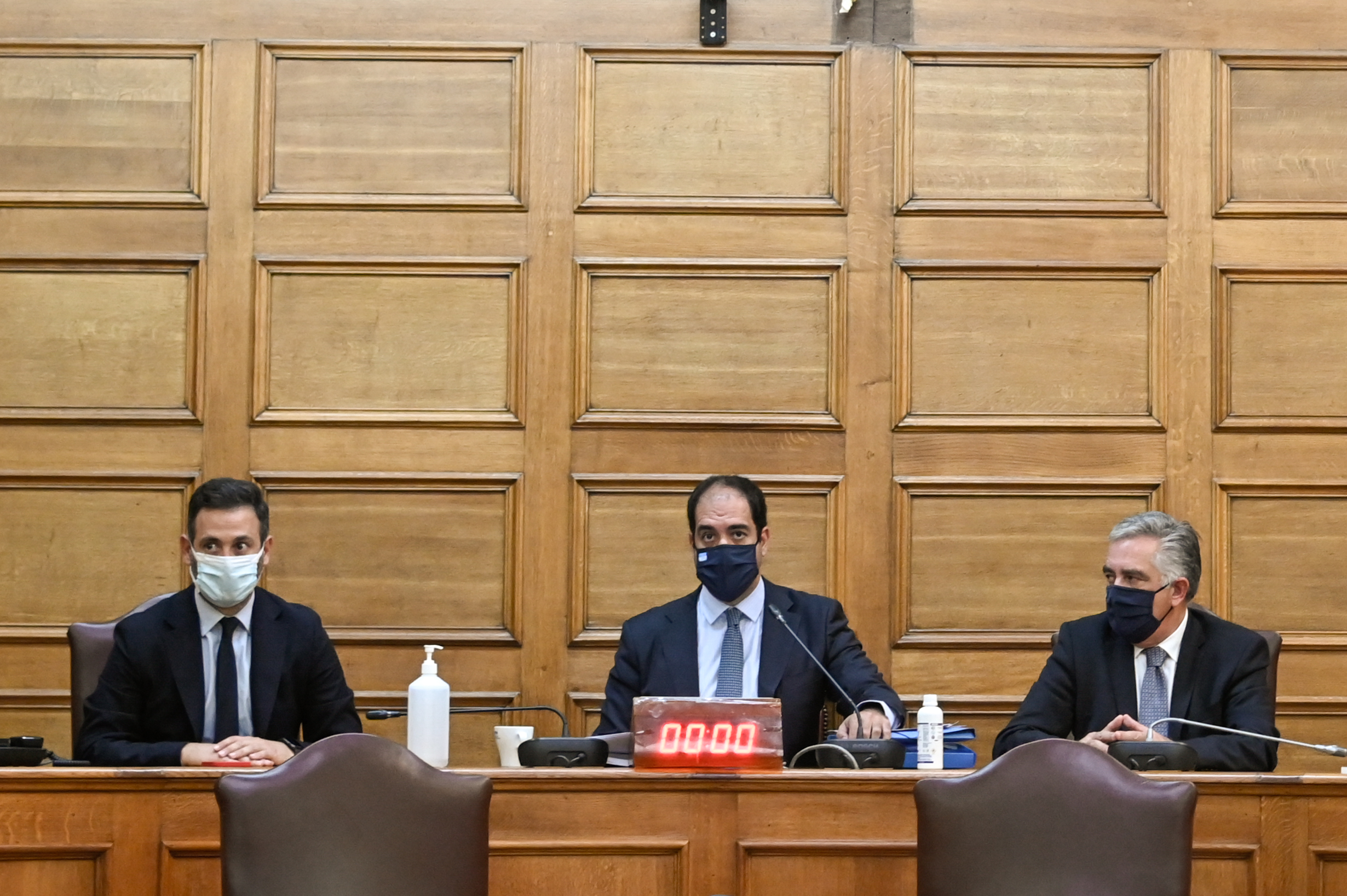 Σύγκρουση ΝΔ – ΣΥΡΙΖΑ για τους μάρτυρες της εξεταστικής επιτροπής για τις δημοσκοπήσεις – Κατέληξαν σε 18 άτομα