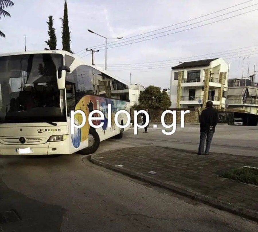 Πάτρα: Προκλήθηκε τροχαίο στο οποίο ενεπλάκησαν σχολικό λεωφορείο και δικυκλιστής