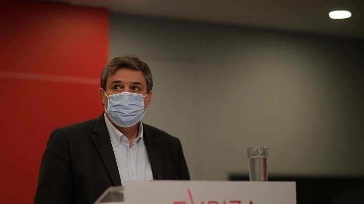 Ξανθός: «Αντί για ένα σχέδιο έκτακτης ανάγκης, η κυβέρνηση αλλάζει τον τρόπο καταγραφής των θανάτων»