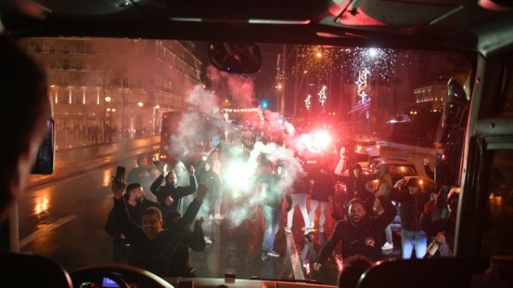 Αποθέωση Παναθηναϊκού έξω από τη Βουλή
