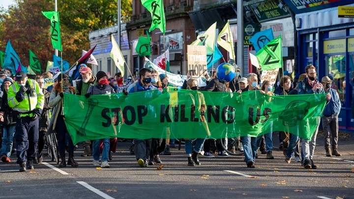 «Αρκετά με το μπλα μπλα»: Οι νέοι βγαίνουν στους δρόμους της Γλασκώβης ζητώντας δράση για το κλίμα