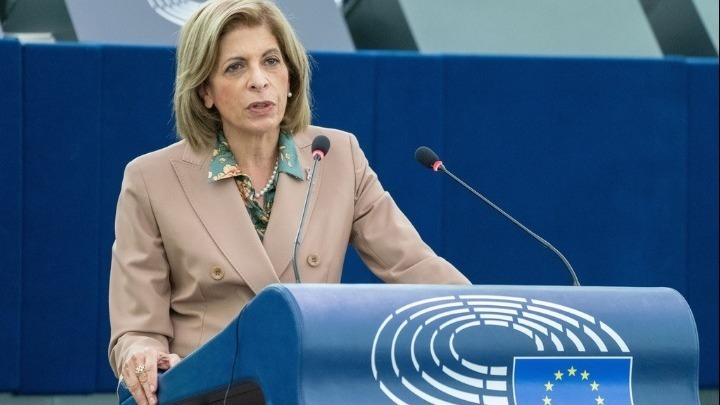 Επίτροπος Υγείας της ΕΕ: Πρέπει να αυξηθούν τα επίπεδα εμβολιασμού και τα διαγνωστικά τεστ