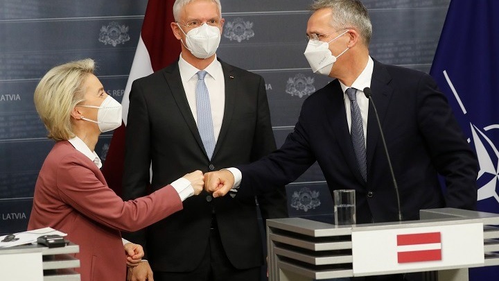 Δέσμευση ΕΕ και ΝΑΤΟ για ενίσχυση τη συνεργασία τους απέναντι στις «υβριδικές απειλές»