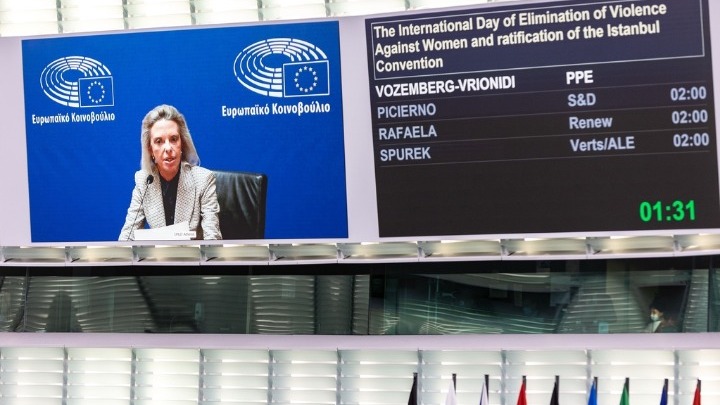 Βόζεμπεργκ στην Ολομέλεια του ΕΚ: «Να προστεθεί η βία κατά των γυναικών στη λίστα των επαχθών εγκλημάτων»