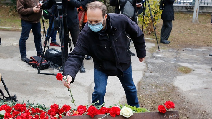 Πολυτεχνείο: Στεφάνι από αντιπροσωπεία του ΣΥΡΙΖΑ