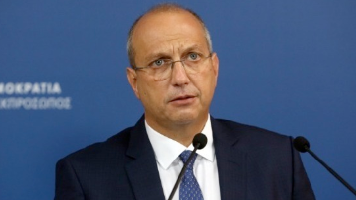 Οικονόμου: Δεν εξετάζουμε υποχρεωτικότητα εμβολιασμού