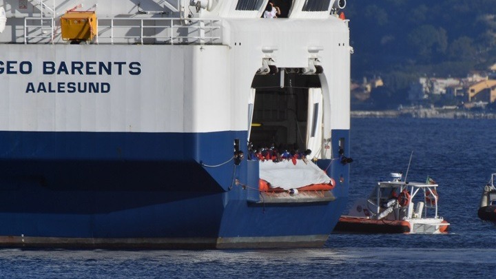 Εκατοντάδες μετανάστες διασώθηκαν στα ανοιχτά της Καλαβρίας, ανάμεσά τους και βρέφος που γεννήθηκε εν πλω