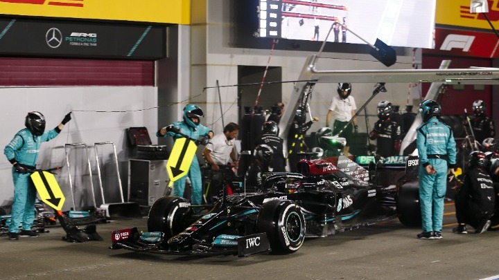 Formula 1: Πλησίασε και άλλο τον Φερστάπεν ο Χάμιλτον (vid)