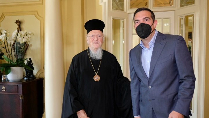 Ο Τσίπρας στον Οικουμενικό Πατριάρχη: «Να υπερασπιστούμε την επιστήμη και τη ζωή με μήνυμα για τον εμβολιασμό»