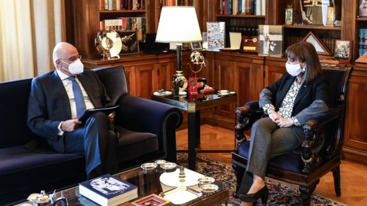 Συνάντηση Σακελλαροπούλου – Δένδια για τρέχοντα θέματα εξωτερικής πολιτικής