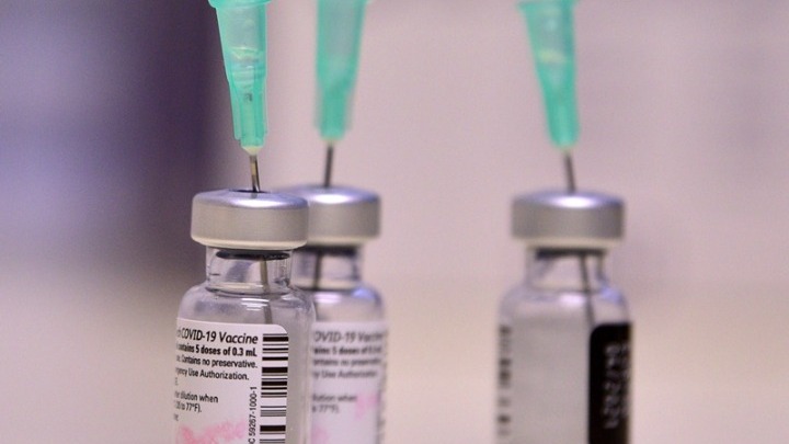 Pfizer, BioNTech, Moderna: Κερδίζουν 65.000 δολάρια το λεπτό χάρη στα εμβόλιά τους κατά της covid 19