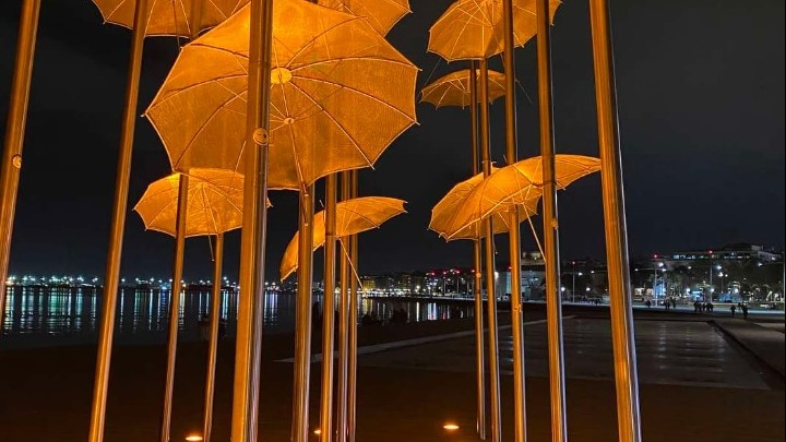 Θεσσαλονίκη: Πορτοκαλί οι «Ομπρέλες» στη Νέα Παραλία για την Παγκόσμια Ημέρα Εξάλειψης της Βίας κατά των Γυναικών