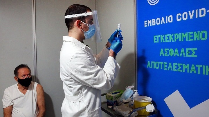 Ελλάδα: Ικανοποιητικός ο ρυθμός της τρίτης δόσης εμβολίου – Πάνω από 900.000 οι εμβολιασμοί