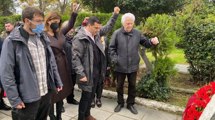 ΣΥΡΙΖΑ-ΠΣ: Κατέθεσε στεφάνι στο Μνημείο του Πολυτεχνείου