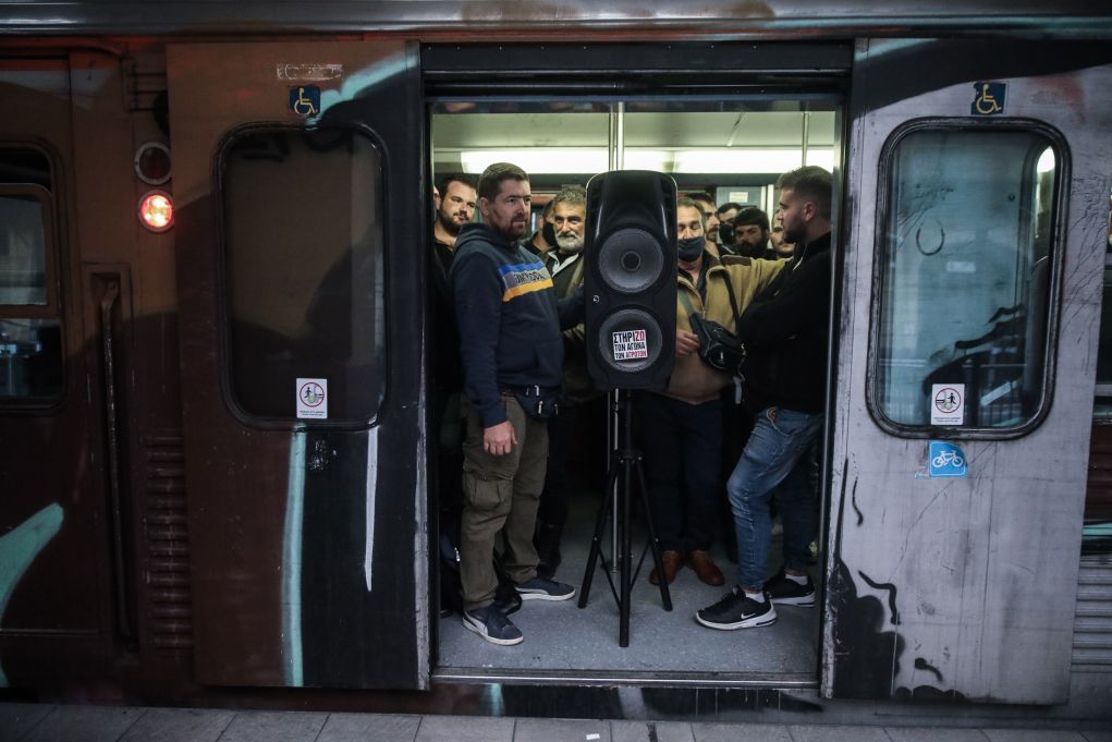 Χωρίς μάσκες στο μετρό 1.500 αγρότες της Κρήτης – Διαμαρτυρία έξω από το υπ. Αγροτικής Ανάπτυξης (pics)