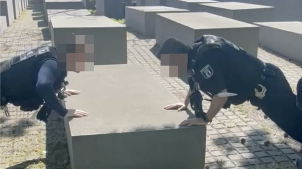 Σόκ στη Γερμανία: Αστυνομικοί βεβήλωσαν το μνημείο του Ολοκαυτώματος κάνοντας κάμψεις στα κενοτάφια