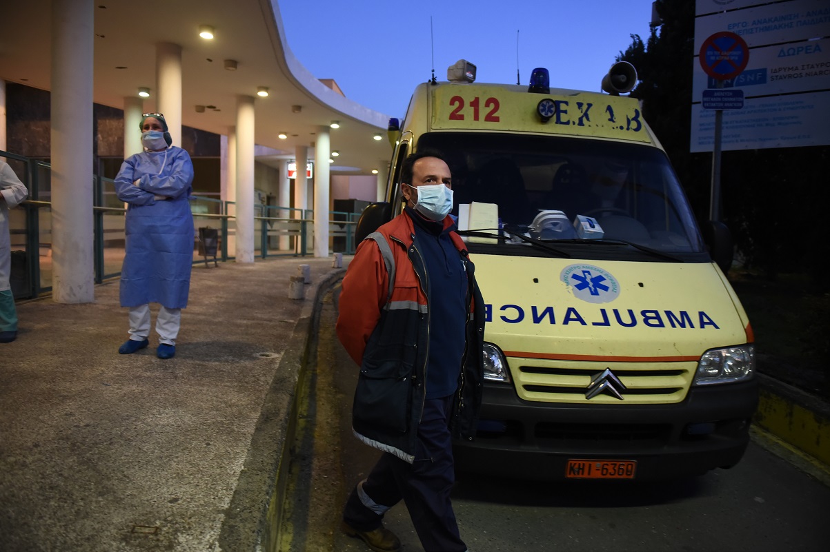 10 διασωληνωμένοι εκτός ΜΕΘ στο ΑΧΕΠΑ :“Περιμένουν να πεθάνει κάποιος για να πάρουν το κρεβάτι”