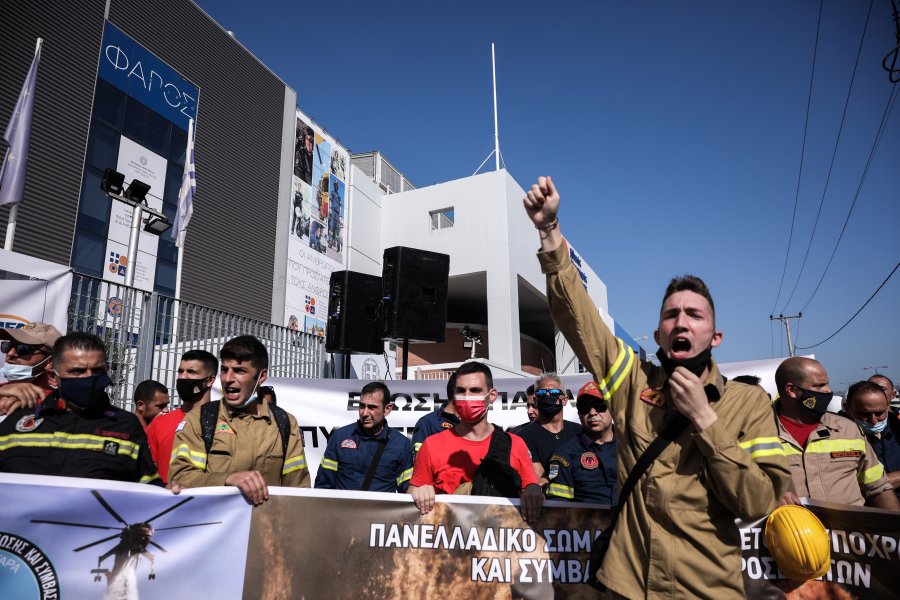Κλειστή η κάθοδος της Κηφισίας: Συγκέντρωση διαμαρτυρίας συμβασιούχων πυροσβεστών