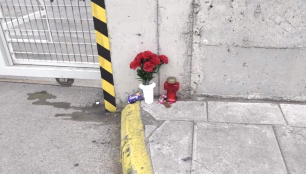Κερατσίνι: Σοκαριστικό βίντεο από την στιγμή που η 8χρονη εγκλωβίζεται στην πόρτα του εργοστασίου (vid)