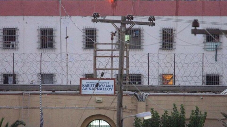 Πάρτυ είχαν στήσει δύο κρατούμενοι στις  φυλακές Αλικαρνασσού – Τους έπιασαν με κινητό και 60 λίτρα κρασί