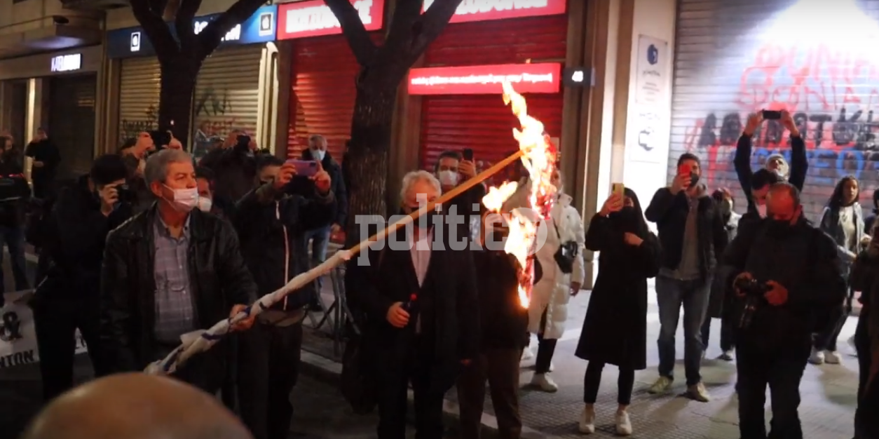 Θεσσαλονίκη – Πολυτεχνείο: Το κάψιμο της Αμερικανικής σημαίας έξω από το Αμερικανικό Προξενείο (vid)