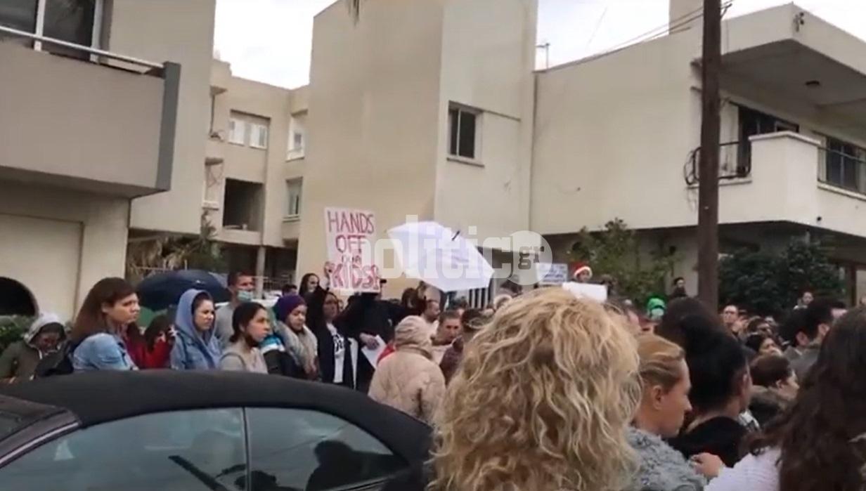 Κύπρος – Κορονοϊός: Στους δρόμους οι γονείς για τα νέα μέτρα – «Κάτω τα χέρια απ’τα παιδιά μας» (vid)