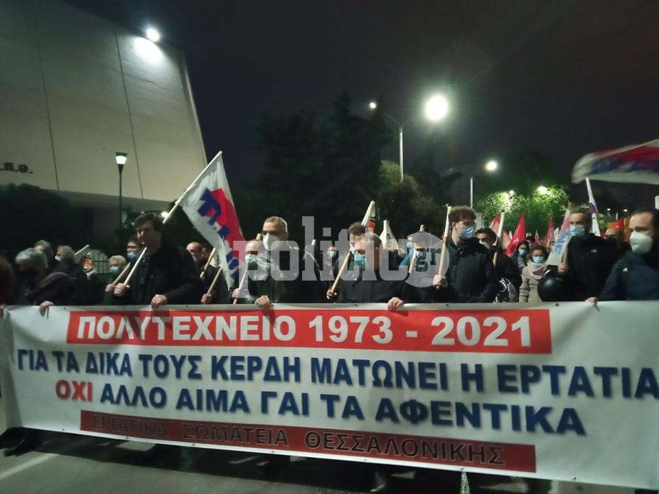 Πορεία Πολυτεχνείου: Φοιτητές τραγούδησαν το «Ποτέ θα κάνει ξαστεριά» και το «Ακορντεόν» (vids)