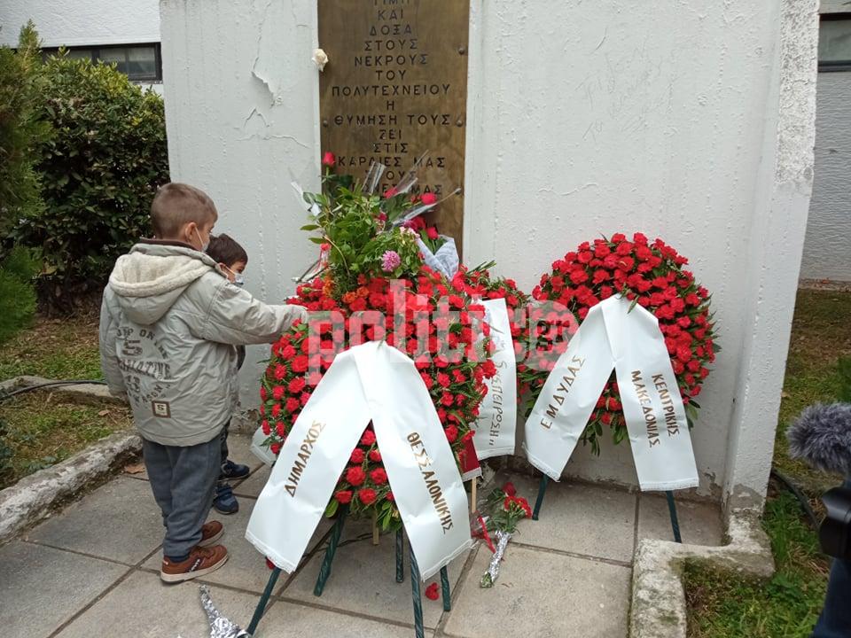Κατατέθηκε το στεφάνι του Δ. Θεσσαλονίκης στο Πολυτεχνείο – “Καλώ τη νεολαία να βρει το τραγούδι που θα τους ενώσει”