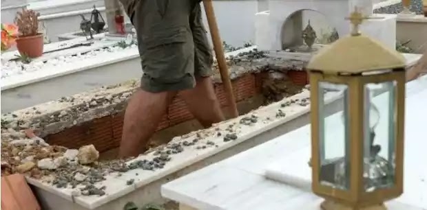 Αίγιο: Την άφησαν ακήδευτη επί ώρες- Έψαχναν τον εργολάβο που δεν άνοιξε τον τάφο, πώς τον επιβράβευσε ο Δήμος
