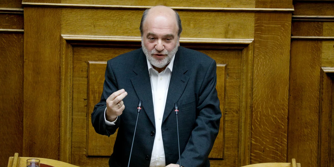 Αναγκάστηκε να διακόψει έκτακτα την ομιλία του στη Βουλή ο Τρύφων Αλεξιάδης – «Δεν αισθάνομαι καλά»