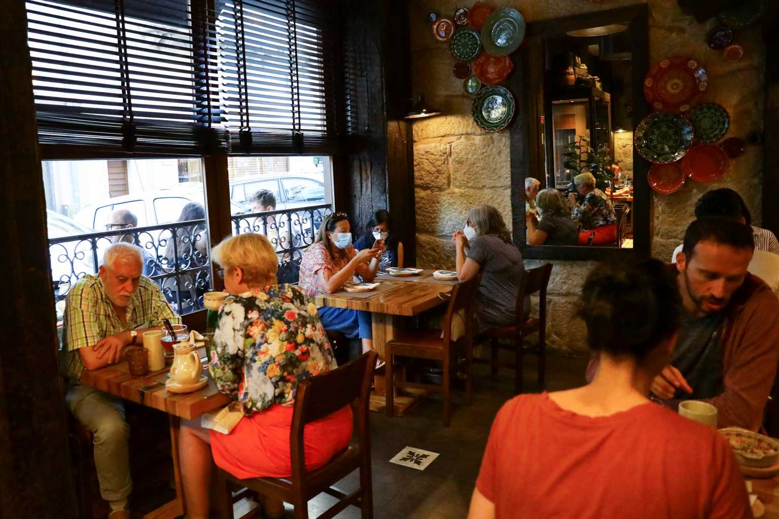 Tέλος τα μπάρ και οι δημόσιες υπηρεσίες για τους ανεμβολίαστους σε Τσεχία και Σλοβακία