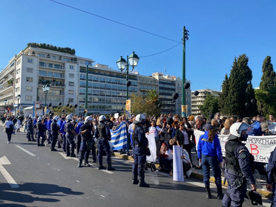 Πορεία διαμαρτυρίας στο Σύνταγμα: «Αρνούμαστε τον όρο αντιεμβολιαστές» (vid)