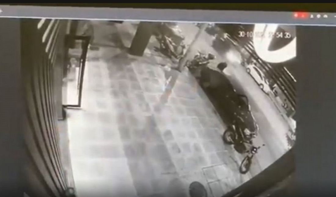 Σοκάρει το video ντοκουμέντο: Κάμερα κατέγραψε λίγα δευτερόπελτα πριν ο οδηγός χτυπήσει τον ντελιβερά