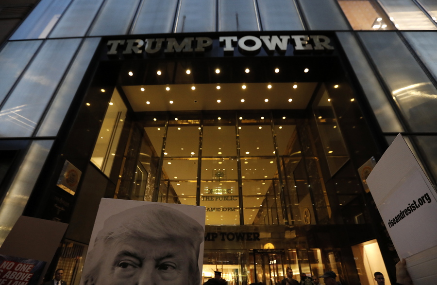 Συγκεντρωμένοι έξω από το Trump Tower της Νέας Υόρκης – Συνθήματα κατά του πρώην προέδρου