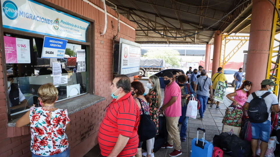 Αργεντινή: Μειώνεται στις 7 ημέρες η καραντίνα για τους εμβολιασμένους που θα νοσούν από Covid