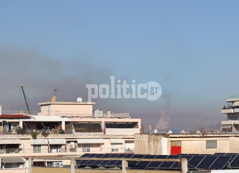 Στο ίδιο έργο θεατές: Μαύρο σύννεφο καπνού στη δυτική Θεσσαλονίκη – Τι απαντούν τα ΕΛΠΕ
