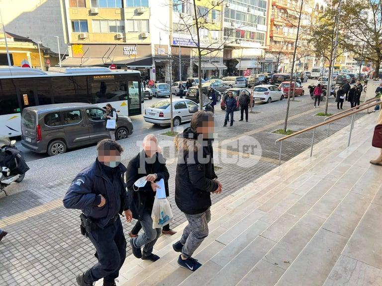 Θεσσαλονίκη: Ενώπιον του εισαγγελέα ο πατέρας αρνητής που υπέβαλε μήνυση στους εκπαιδευτικούς (pic & vid)