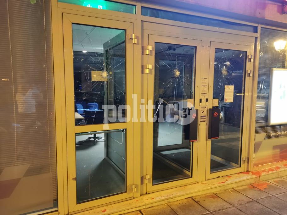 Θεσσαλονίκη: Επίθεση με λοστούς σε υποκατάστημα τράπεζας στο κέντρο (pics)