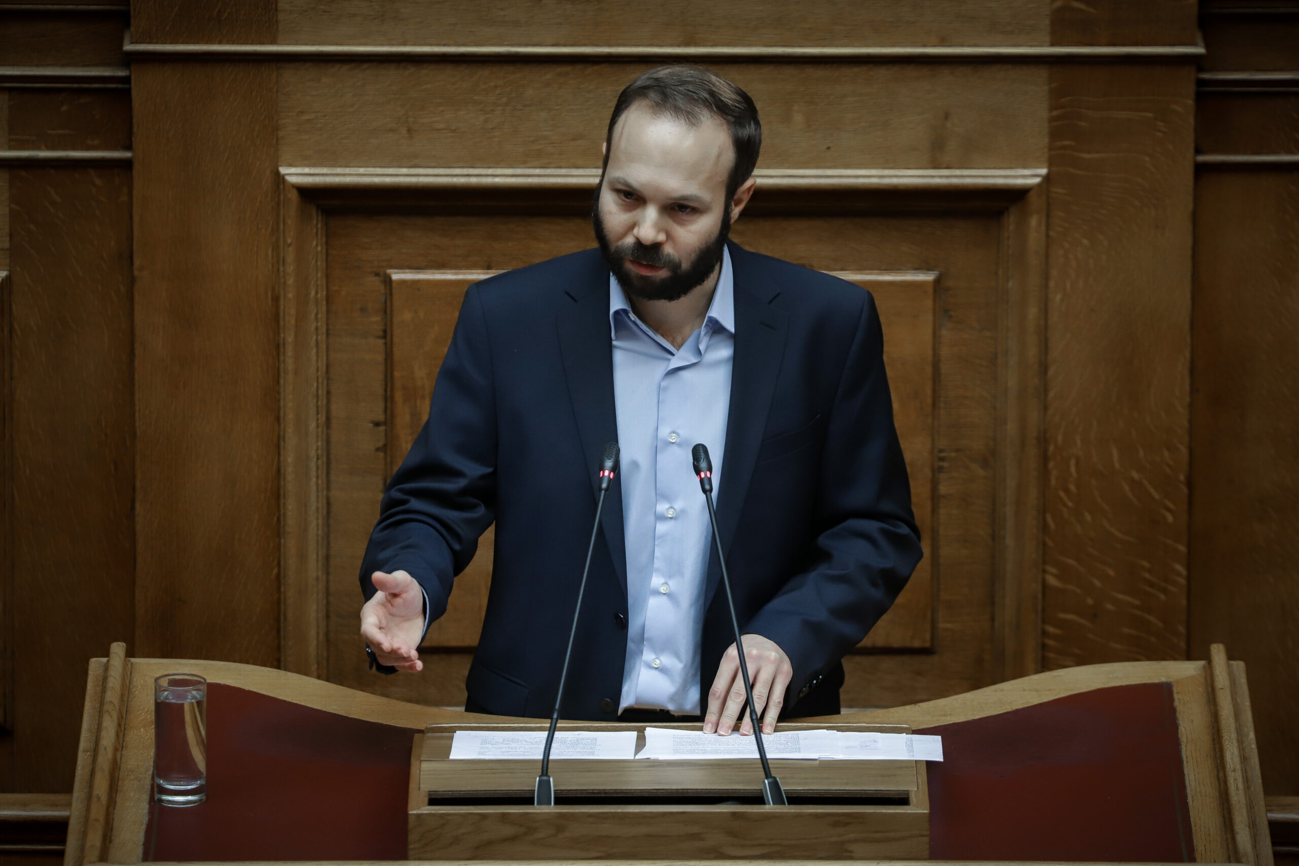 Γιώργος Ψυχογιός στην POLITIC: «Η κυβέρνηση Μητσοτάκη έχει συνθηκολογήσει με την πανδημία»